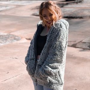 Hooded full zip gray Sherpa jacket✨ so comfy!!